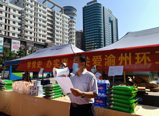 關愛(ài)渝州環衛工(gōng),明(míng)好(hǎo)夏日(rì)送清涼,義診送健康