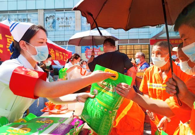 關愛(ài)渝州環衛工(gōng),明(míng)好(hǎo)夏日(rì)送清涼,義診送健康