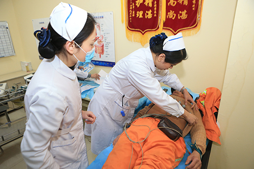 醫(yī)護人(rén)員(yuán)正在為(wèi)環衛工(gōng)做(zuò)心電(diàn)圖