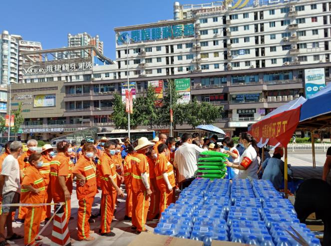 關愛(ài)渝州環衛工(gōng),明(míng)好(hǎo)夏日(rì)送清涼,義診送健康